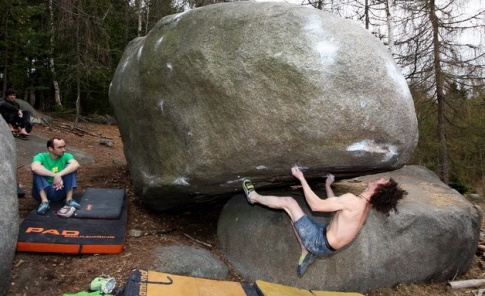 Adam Ondra v cestě Ramajana za 8B