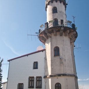 Rozhledna/stanice na vrcholu