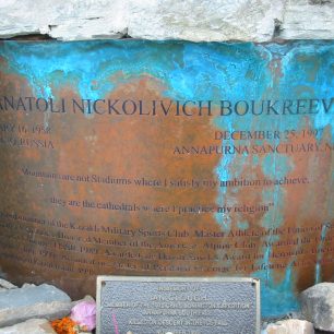 Památník Anatolije Bukrejeva v BC Annapurny, zdroj: wikipedia