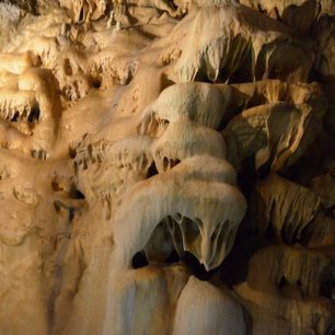 Bíložluté stěny v jeskyni Na Pomezí
