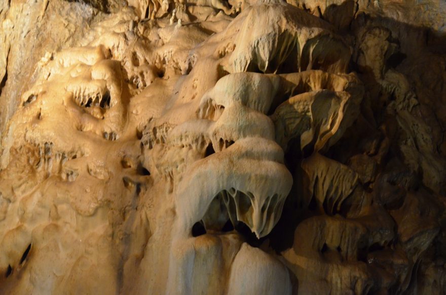 Bíložluté stěny v jeskyni Na Pomezí