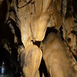 Útvary vedle prohlídkové trasy v jeskyni Na Pomezí
