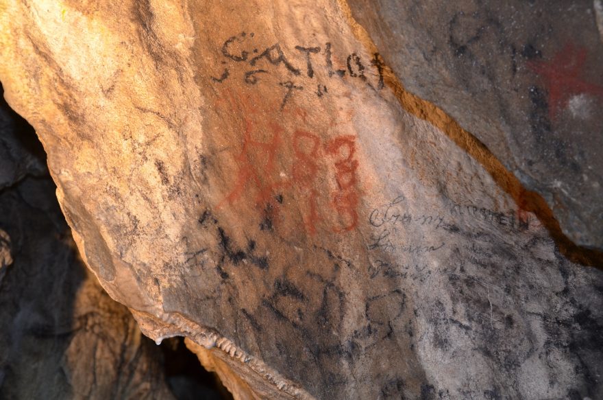 Středověké nápisy v jeskyni, nejstarší je datovaný 1519