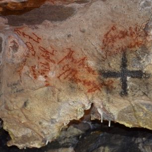 Výzdobou jeskyně Na Špičáku nejsou ani tak krápníky, jako staré kresby na stěnách