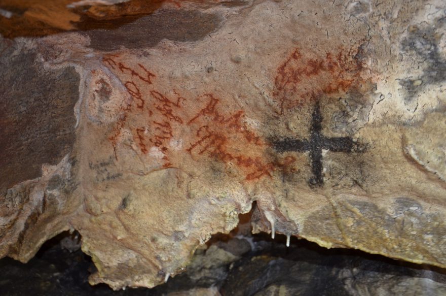 Výzdobou jeskyně Na Špičáku nejsou ani tak krápníky, jako staré kresby na stěnách