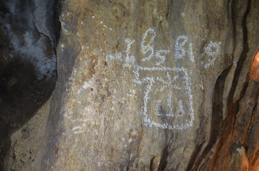Nejstarší z nápisů na stěnách jeskyně