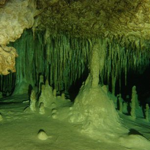 Nádherná krápníková výzdoba v cenotu Julieta, Yucatán, Mexiko