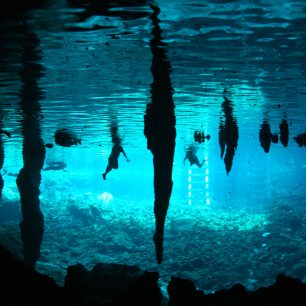 Cenote Dos Ojos slouží i ke šnorchlování a koupání, Yucatán, Mexiko