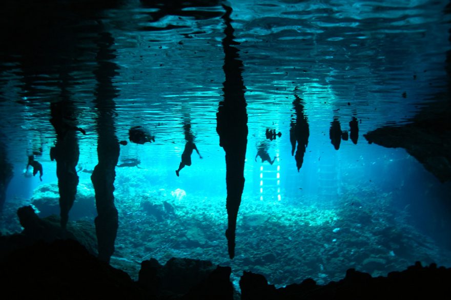 Cenote Dos Ojos slouží i ke šnorchlování a koupání, Yucatán, Mexiko