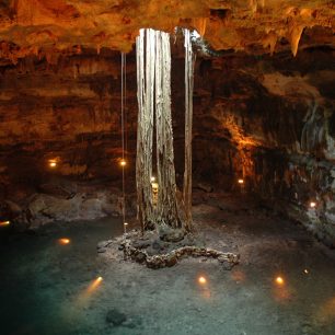 Nasvětlená Cenote Dzitnup, Yucatán, Mexiko
