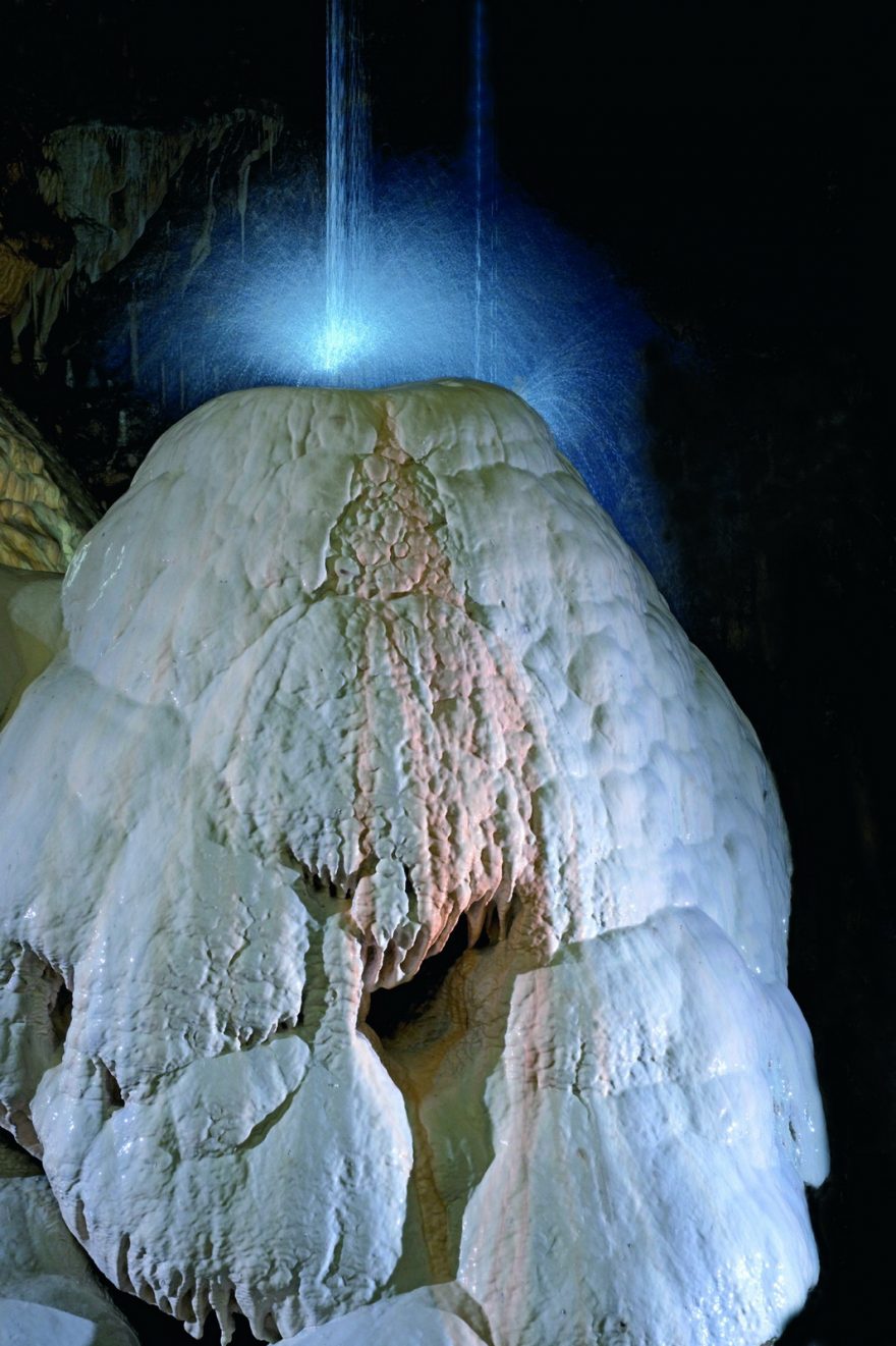 Bílý vodopád v Javoříčských jeskyních