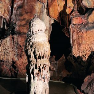 Krápník přímo na prohlídkové trase Mladečskými jeskyněmi