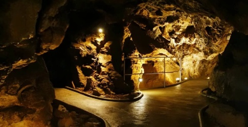 Turistická trasa je krásně nasvícena