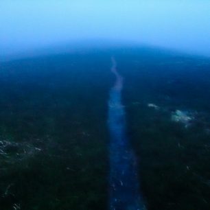 Napříč vřesovišti cesta vedla jen výjimečně. Tam, kde cesta nebyla, jsem se neustále propadal do ledové vody.