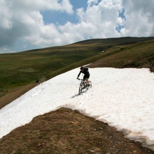 Ještě v brzkém létě jsou na horách sněhová pole