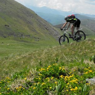 Strmé sjezdy jsou místy i mimo cesty