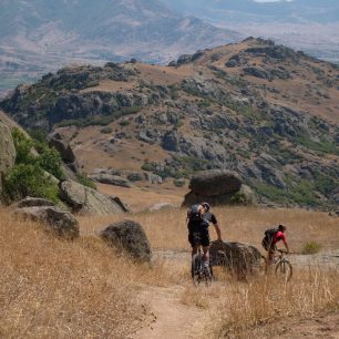 Pusté makedonské hory ze sedla kola
