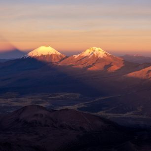 Stín Sajamy na protějších vulkánech