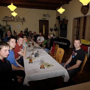 Účastníci kempu při besedě s horolezci