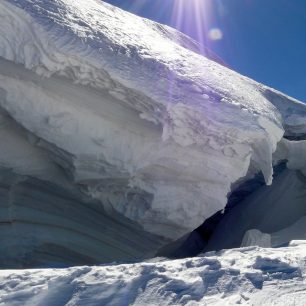 Sněhová trhlina, kterou jsme museli překonat cestou z Kazbeku 
