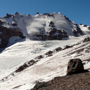 Pohled od Bethlemi Hut – ledovec Gergeti, Kazbek za zády. Snadný, relativně bezpečný ledovec, když člověk jde přímou cestou napříč. Zpátky jsme ho, po vzoru záchranářů, šli nenavázaní a nebyl s tím jediný problém, trhlinky jen nepatrné 