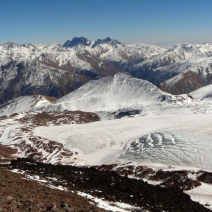 Pohled od Bethlemi Hut – ledovec Gergeti, Kazbek za zády