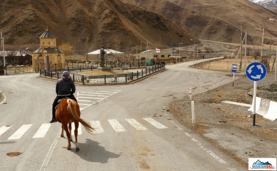 Sno-vesnička, kde dávají lišky dobrou noc, na silnici se pasou krávy a auto tu projede až šestkrát za den, ale nechybíi tu kruhový objezd, přechod pro chodce a autobusová zastávka, to vše samozřejmě řádně označené dopravními značkami 