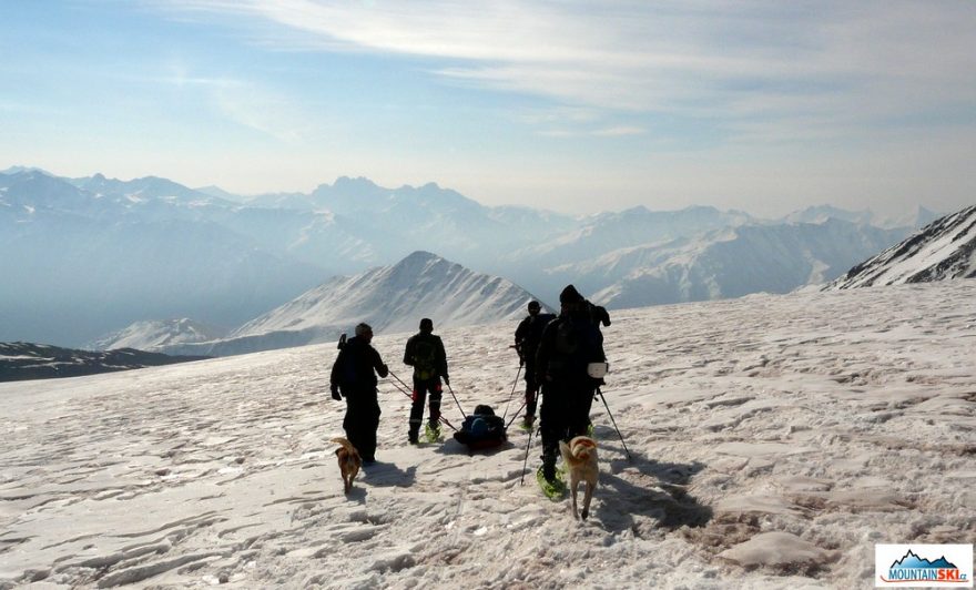 Ledovec Gergeti se záchranáři na sněžnnicích 