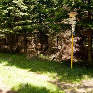 Dolů ke Třem studánkám