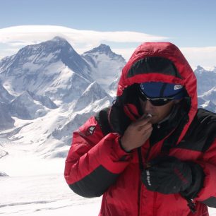 Martin Koukal na vrcholu Čo Oju, za ním majestátní Everest