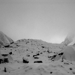 Základní tábor pod sněhem