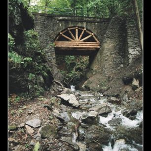 Mostek přes Bučinský potok u vodopádů Stříbrného potoka