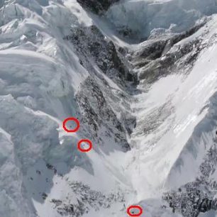 Červená kolečka představují horolezce, kteří jakko zázrakem nebyli vůbec zraněni