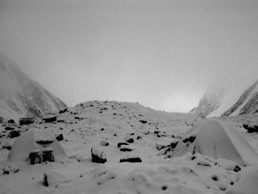 Čekání na počasí v základním táboře