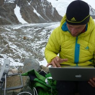Vyřizování pošty na ledovci Baltoro po úspěšném výstupu na vrchol
