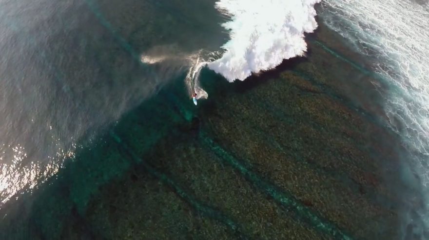 Surfař netradičně z nadhledu