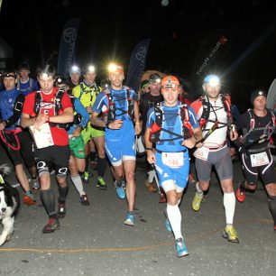 Na Horské výzvě v Krkonoších se závodníci nevyhli běhu s čelovkami