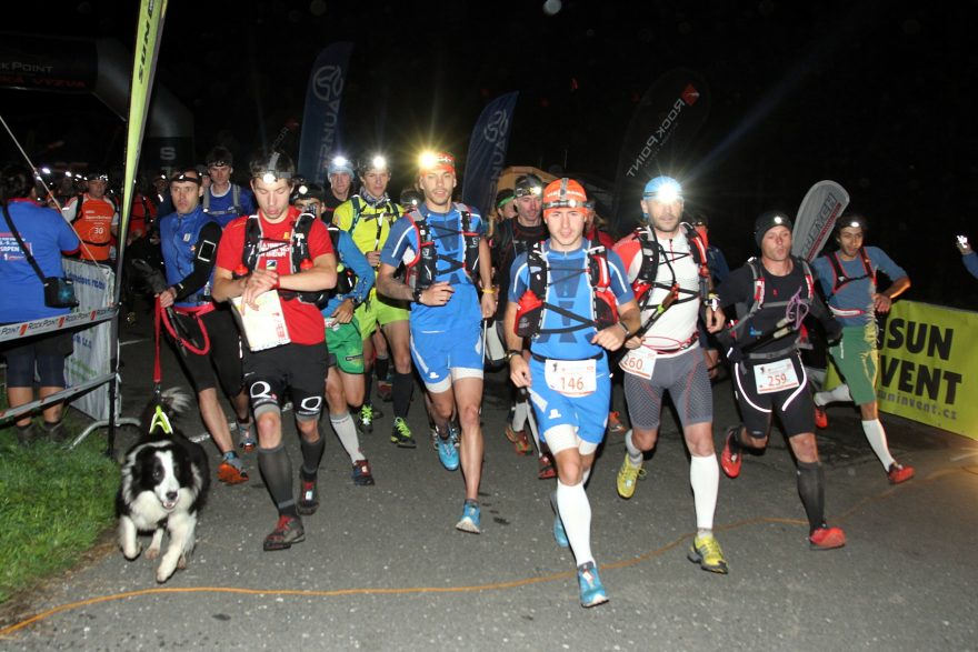 Na Horské výzvě v Krkonoších se závodníci nevyhli běhu s čelovkami