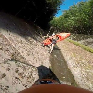 Stoupání vzhůru s kajakem je dřina!