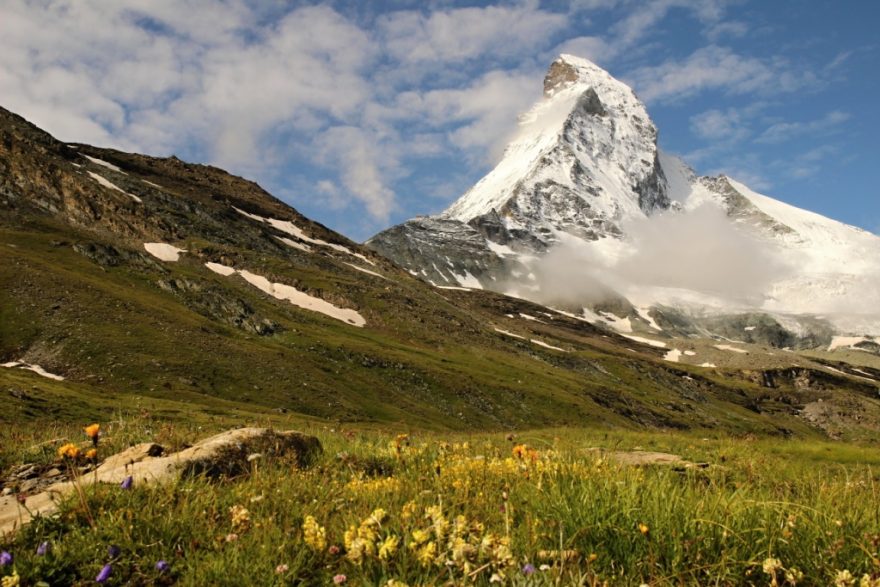 Matterhorn z rozkvetlých luk, Zermatt