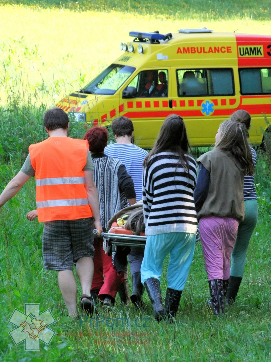 Záchranná služba občas musí dojet i daleko mimo silnice