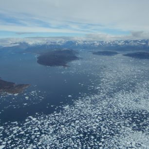 Oceán u Grónska je plný ledu
