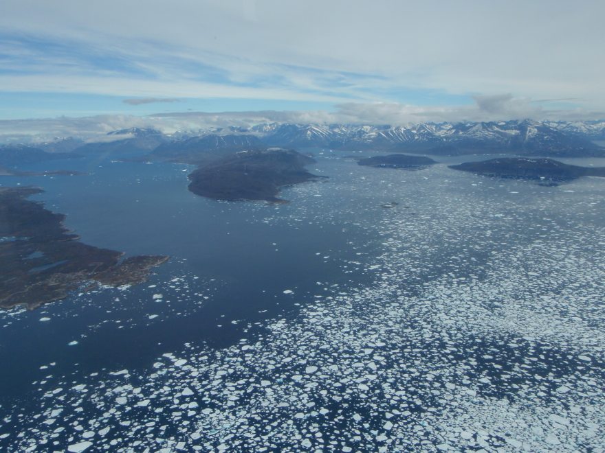 Oceán u Grónska je plný ledu