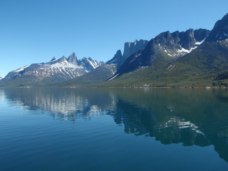 Skalní stěny na grónském pobřeží