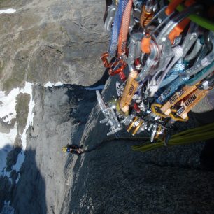 Spárové lezení pod vrcholem Ulamertorsuaqu