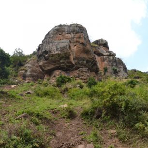 Cesta do Soni byla lemována skalami