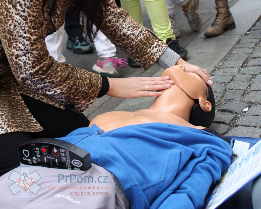 K uvolnění dýchacích cest zakloňte postiženému hlavu