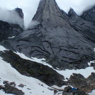 Tábor pod stěnou a čekání na počasí