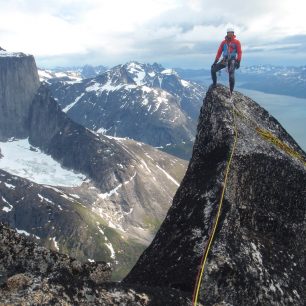 Tomáš Bardas nad fjordem Tasermjut na vrcholu Ketil Pyramide