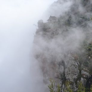 Útes u Mambo View v mracích